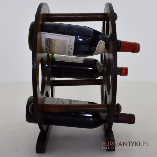 Stary, drewniany, minimalistyczny stojak na wino w stylu retro vintage.