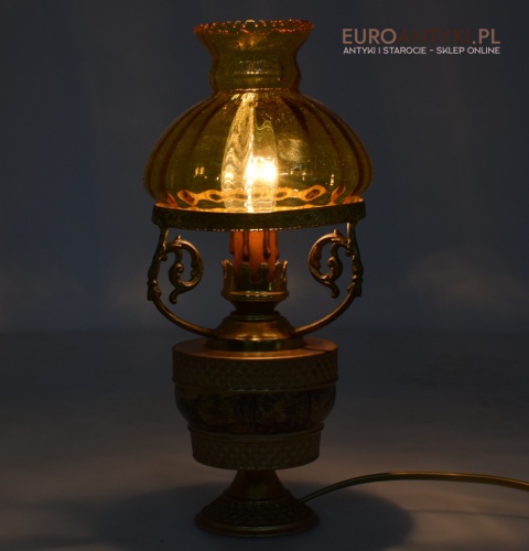 Mała lampka stołowa w stylu retro. Unikatowe lampy.