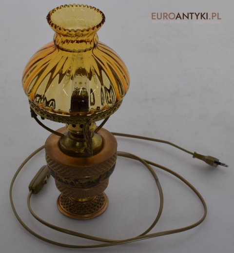 Mała lampka stołowa w stylu retro. Unikatowe lampy.