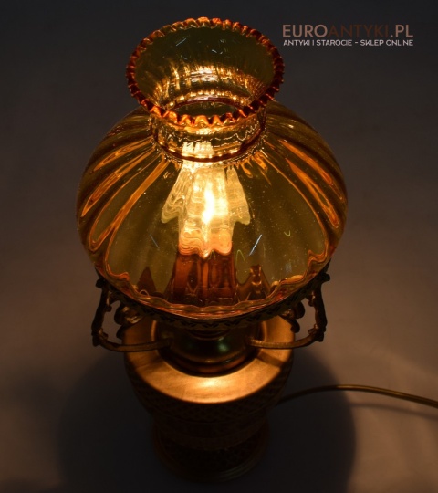 Mała lampka stołowa w stylu retro. Unikatowe lampy.