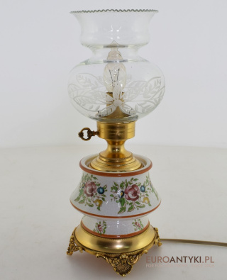 Nostalgiczna lampa na stolik z dawnych czasów. Lampy retro.