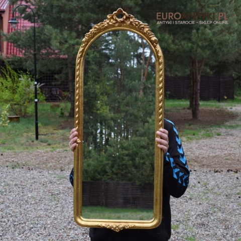 Pałacowe lustro w złotej ramie. Sklep ze starociami.