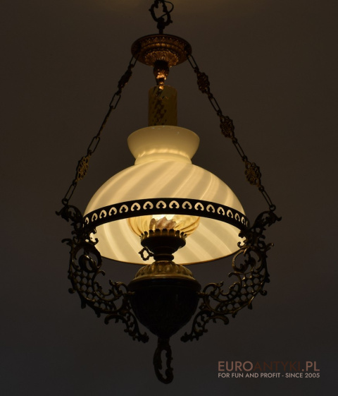 Piękny starodawny żyrandol retro vintage. Lampa sufitowa antyczna.