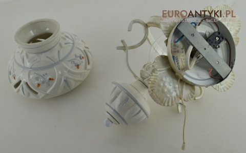 Stylowy biały kinkiet retro vintage. Lampy cottagecore.