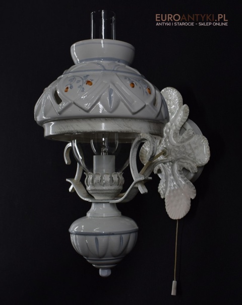 Stylowy biały kinkiet retro vintage. Lampy cottagecore.