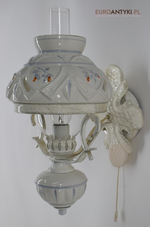 Stylowy biały kinkiet retro vintage. Lampy cottagecore.