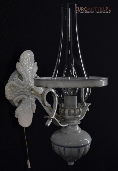 Stylowy biały kinkiet retro vintage. Lampy cottagecore.