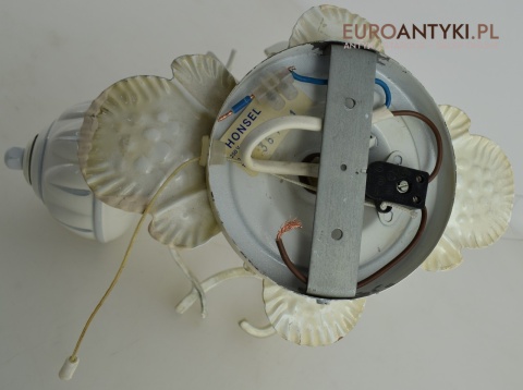 Stylowy biały kinkiet retro vintage. Lampy cottagecore.