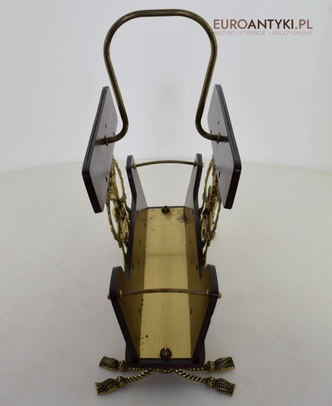 Stylowy gazetnik pałacowy. Retro stojak na gazety vintage.