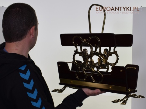 Stylowy gazetnik pałacowy. Retro stojak na gazety vintage.