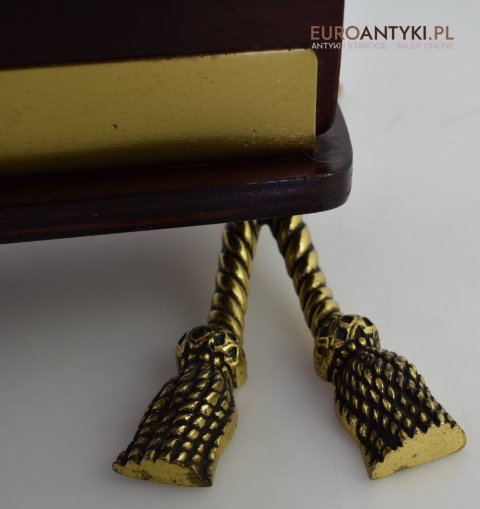 Stylowy gazetnik pałacowy. Retro stojak na gazety vintage.