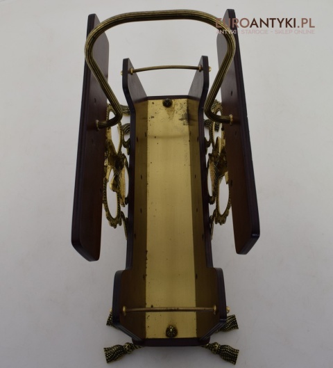 Stylowy gazetnik pałacowy. Retro stojak na gazety vintage.