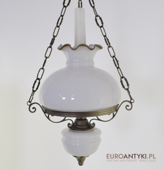 Biała szklana lampa sufitowa w stylu retro vintage.