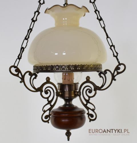 Retro klasyczna rustykalna lampa wisząca w stylu vintage.