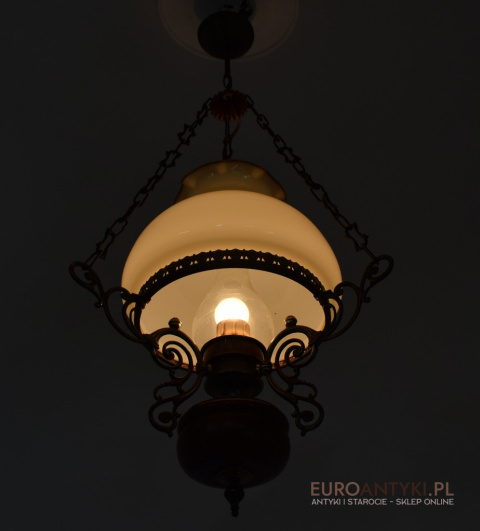 Retro klasyczna rustykalna lampa wisząca w stylu vintage.