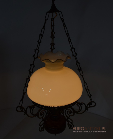 Retro klasyczna rustykalna lampa wisząca w stylu vintage.