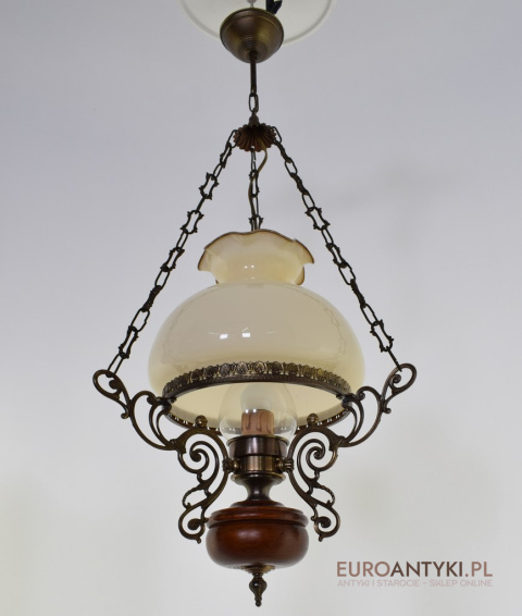 Retro klasyczna rustykalna lampa wisząca w stylu vintage.