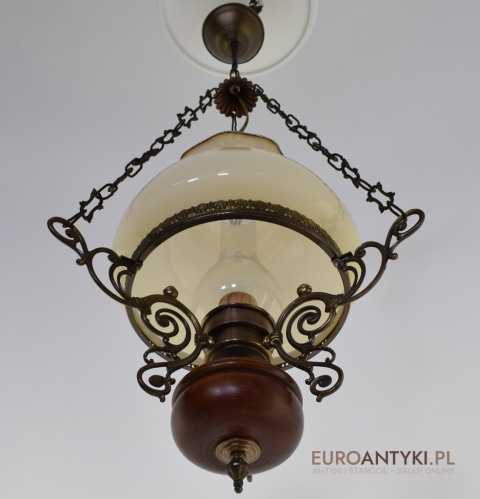 Retro klasyczna rustykalna lampa wisząca w stylu vintage.