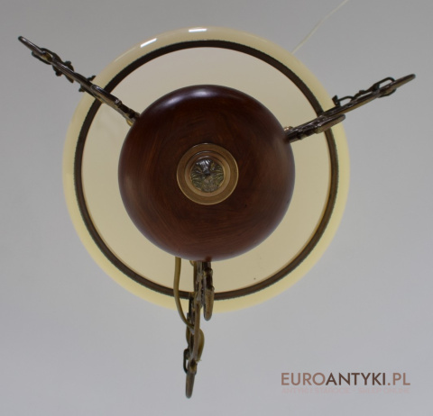 Retro klasyczna rustykalna lampa wisząca w stylu vintage.