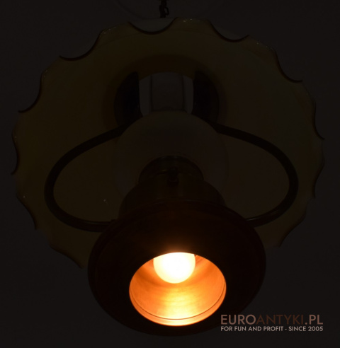 Rustykalna lampa sufitowa do wiejskiej, góralskiej chaty.