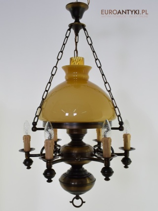 Rustykalna lampa wisząca w stylu cottagecore. Nietypowe oświetlenie.