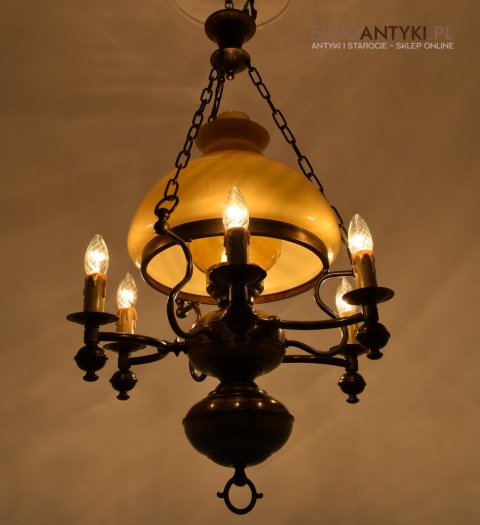 Rustykalna lampa wisząca w stylu cottagecore. Nietypowe oświetlenie.