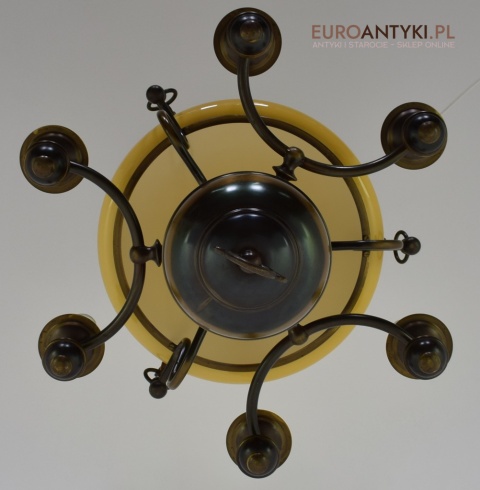 Rustykalna lampa wisząca w stylu cottagecore. Nietypowe oświetlenie.