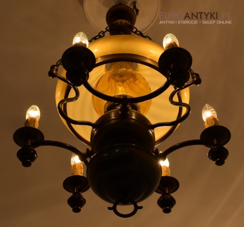 Rustykalna lampa wisząca w stylu cottagecore. Nietypowe oświetlenie.