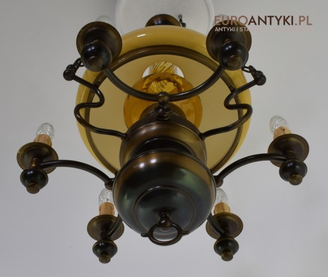 Rustykalna lampa wisząca w stylu cottagecore. Nietypowe oświetlenie.