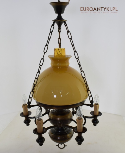 Rustykalna lampa wisząca w stylu cottagecore. Nietypowe oświetlenie.