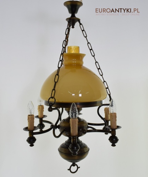 Rustykalna lampa wisząca w stylu cottagecore. Nietypowe oświetlenie.