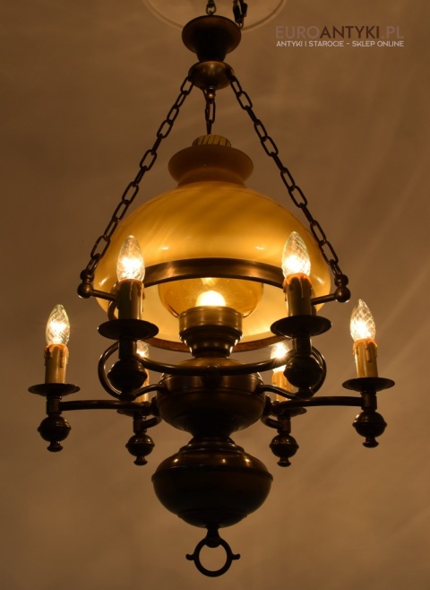 Rustykalna lampa wisząca w stylu cottagecore. Nietypowe oświetlenie.