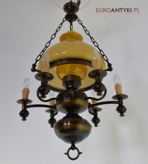 Rustykalna lampa wisząca w stylu cottagecore. Nietypowe oświetlenie.