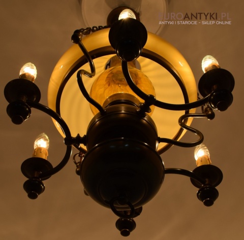 Rustykalna lampa wisząca w stylu cottagecore. Nietypowe oświetlenie.