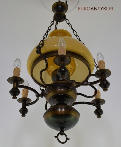 Rustykalna lampa wisząca w stylu cottagecore. Nietypowe oświetlenie.