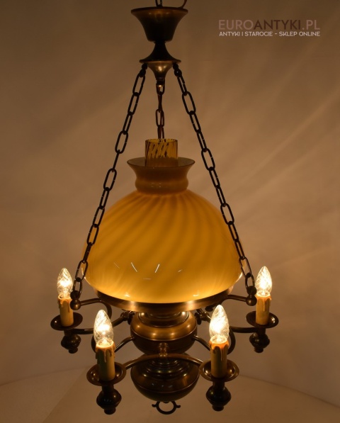 Rustykalna lampa wisząca w stylu cottagecore. Nietypowe oświetlenie.