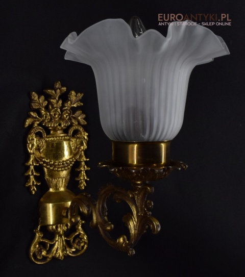 Secesyjny kinkiet mosiężny z kloszem. Nietypowe lampy.