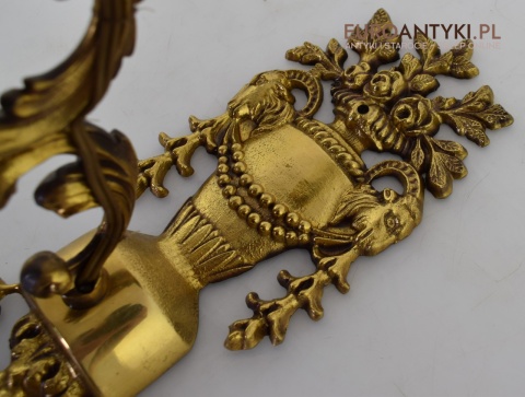 Secesyjny kinkiet mosiężny z kloszem. Nietypowe lampy.