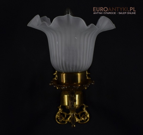 Secesyjny kinkiet mosiężny z kloszem. Nietypowe lampy.