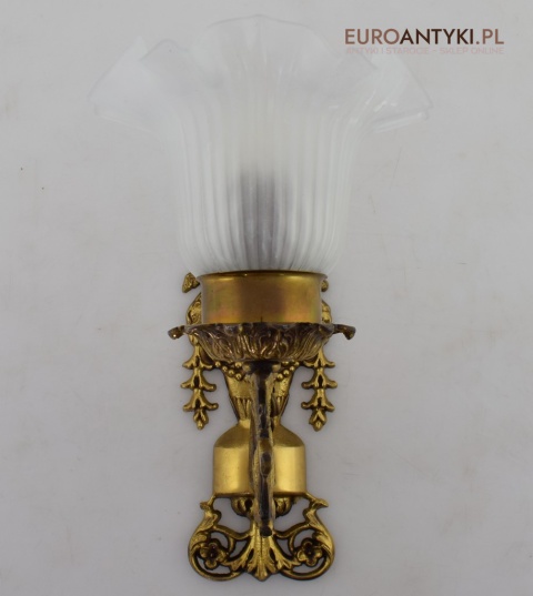 Secesyjny kinkiet mosiężny z kloszem. Nietypowe lampy.