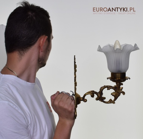 Secesyjny kinkiet mosiężny z kloszem. Nietypowe lampy.