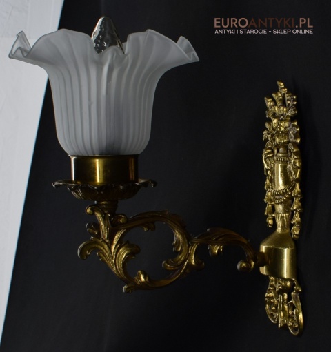 Secesyjny kinkiet mosiężny z kloszem. Nietypowe lampy.