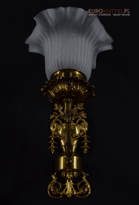 Secesyjny kinkiet mosiężny z kloszem. Nietypowe lampy.