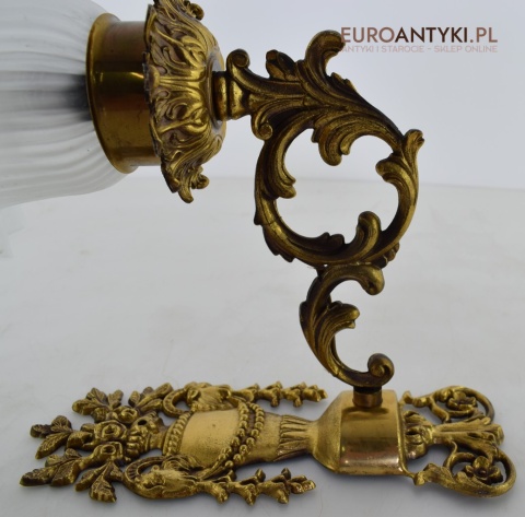 Secesyjny kinkiet mosiężny z kloszem. Nietypowe lampy.