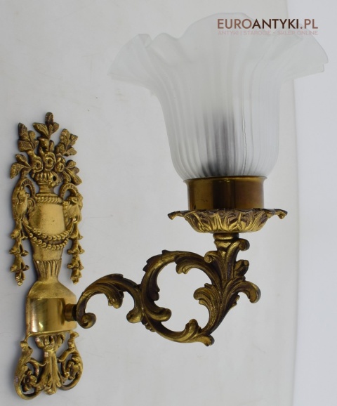 Secesyjny kinkiet mosiężny z kloszem. Nietypowe lampy.