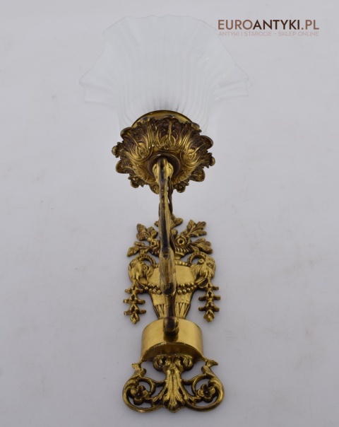 Secesyjny kinkiet mosiężny z kloszem. Nietypowe lampy.