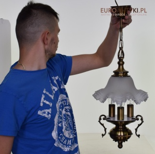 Wyrafinowana lampa wisząca w stylu rustykalnym, cottagecore.