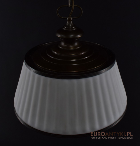 Duża nietypowa lampa sufitowa z białym mlecznym kloszem.