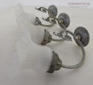 Kinkiety shabby chic. Srebne lampy ścienne z kloszami w stylu retro.