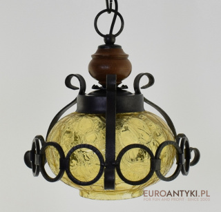 Lampa wisząca z żółtym kloszem w stylu rustykalnym, cottage.